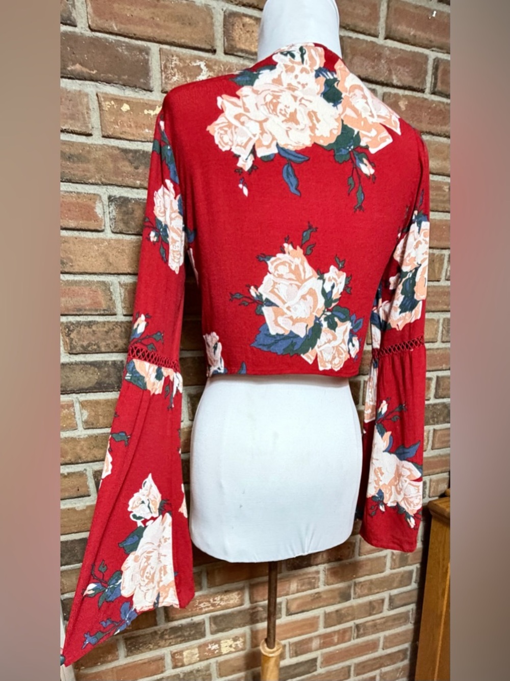 Tobi Red Floral Lace Up Crop Top Bell Sleeve Long Sleeve Size S - Picture 2 of 6
